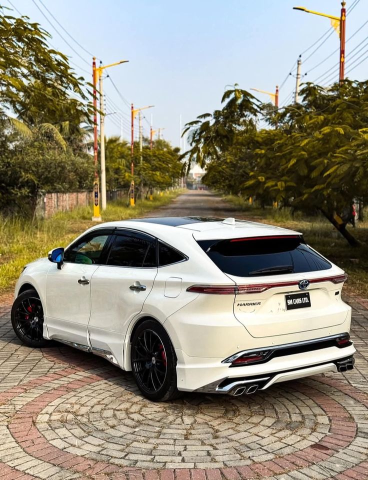 2. Toyota Harrier – Stylish and Fuel Efficient